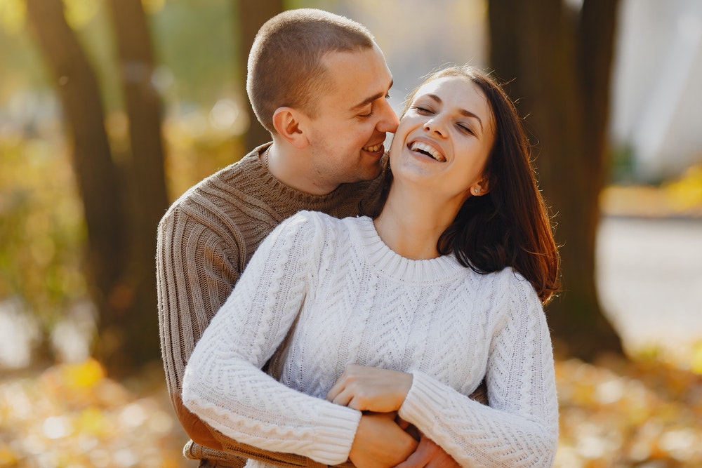 Why do guys hug from behind? 8 hidden meanings - Mindful Cupid