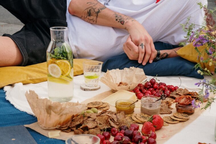 23 things to do on a picnic date (fun & romantic) - Mindful Cupid