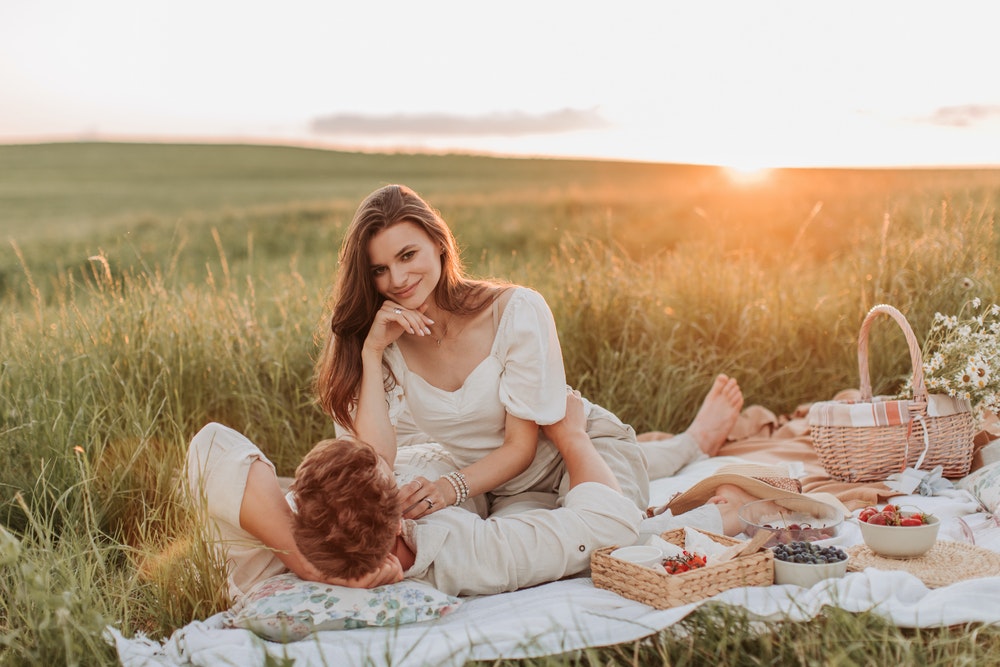 23 things to do on a picnic date (fun & romantic) - Mindful Cupid